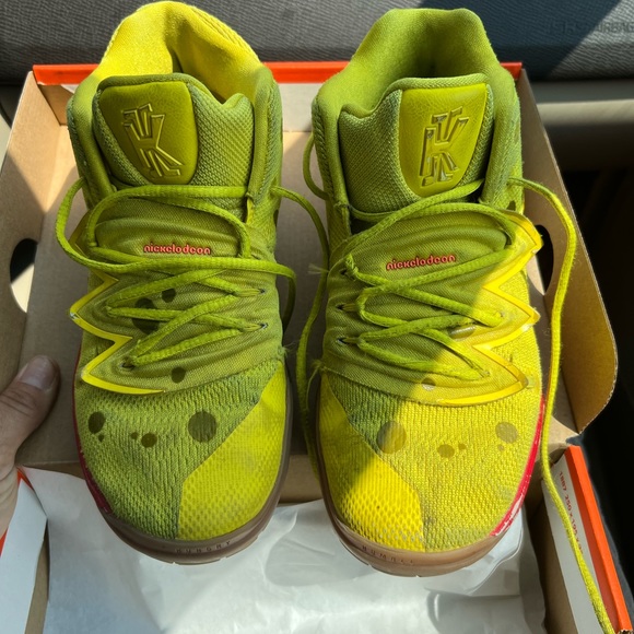 Youth size 3 Nike Kyrie Sponge Bob shoes collectable - Picture 2 of 5